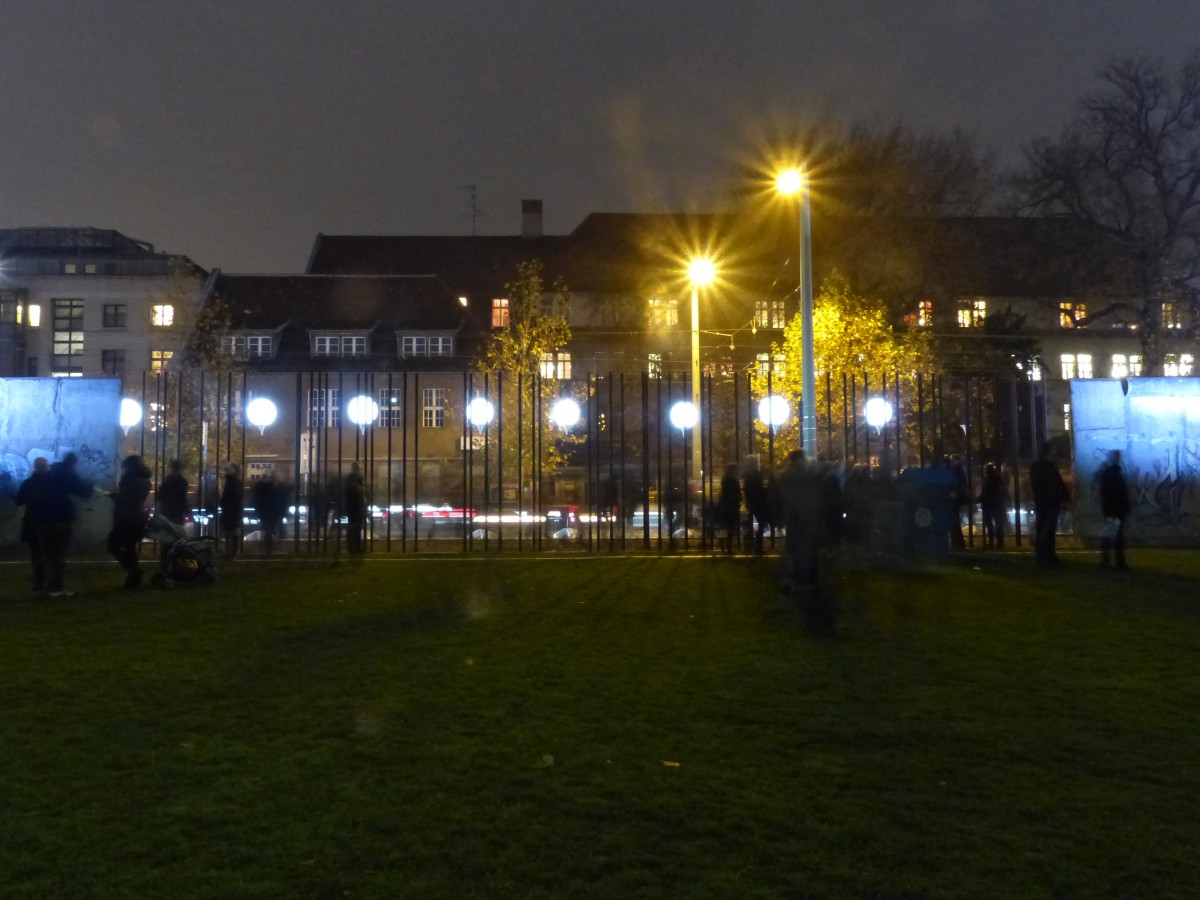 Mauerdurchbruch - an der Gednksttte in der Bernauer Strae stehen noch (bzw. wieder) echte Mauerteile, die aber regelmig durchbrochen sind. So kann man zwischen  Ost  und  West  hin- und herschlendern. Wenige Tage oder Wochen nach der Mauerffnung muss es hier in der Nhe einen Durchbruch gegeben haben, vielleicht auch eine geffnete Tr, die viele meiner Mitschler zum illegalen bergang nutzten. Wenn sie dabei erwischt wurden, gab es allenfalls eine kleine Standpauke - Wochen spter schon eine undenkbare Posse, die Mauer wurde schnell an vielen Stellen geffnet. 9.11.2014