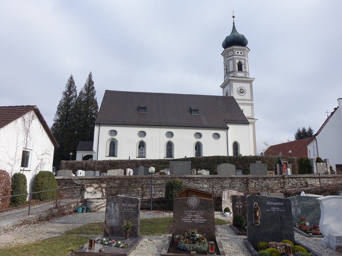 Mauern, katholische Pfarrkirche St. Johannes der Tufer, im Kern sptromanische Chorturmkirche mit geradem Chorabschluss, erbaut im 15. Jahrhundert, Kirchturm von 1711 (20.03.2016)