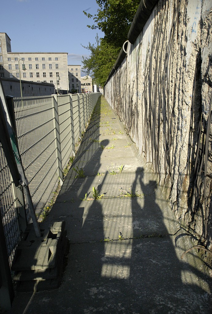 Mauerreste an der Niederkirchnerstrae in Berlin. Aufnahme: 2. Mai 2008.