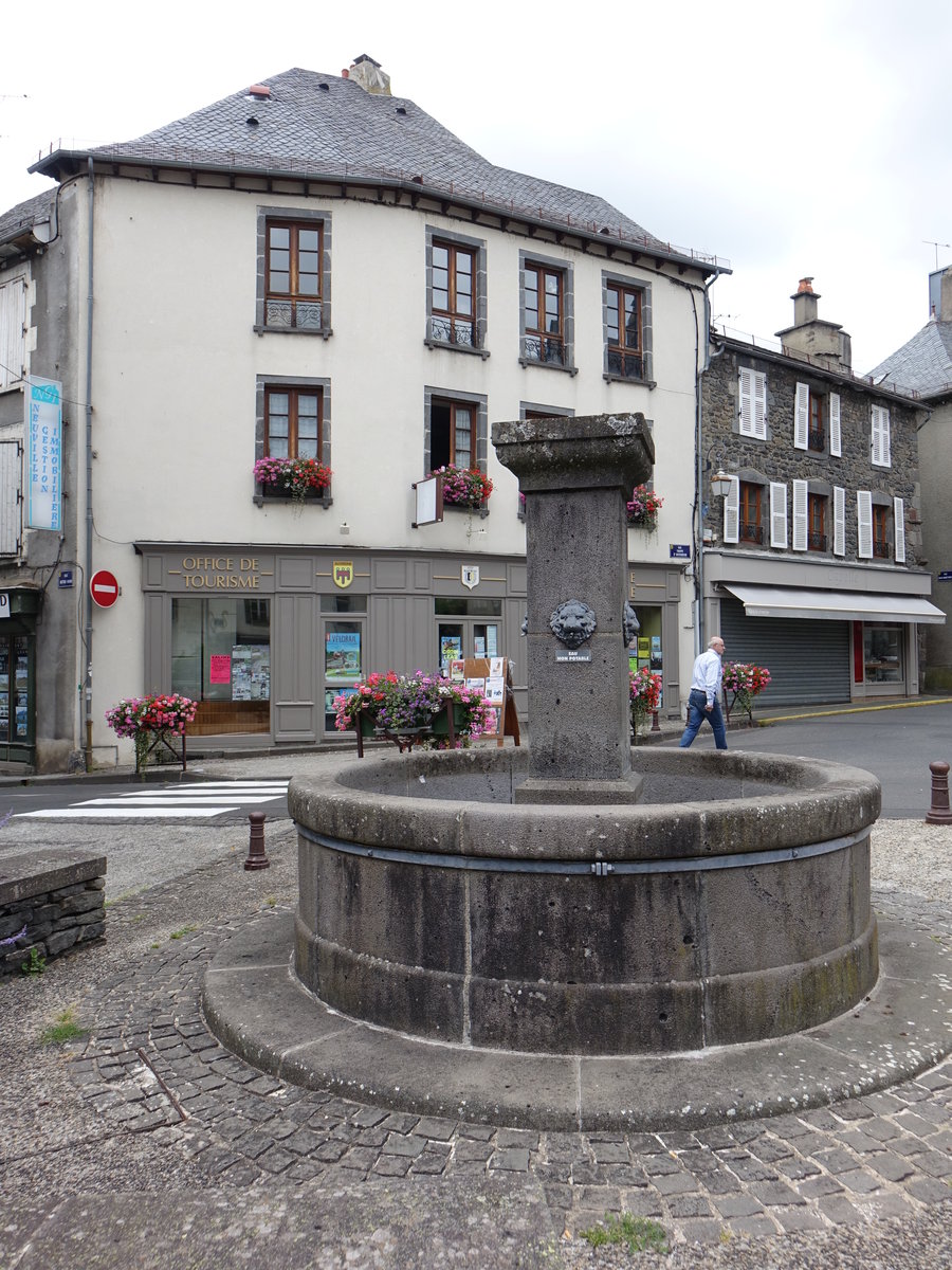 Mauriac, alter Brunnen in der Rue du Onze Novembre (21.07.2018)