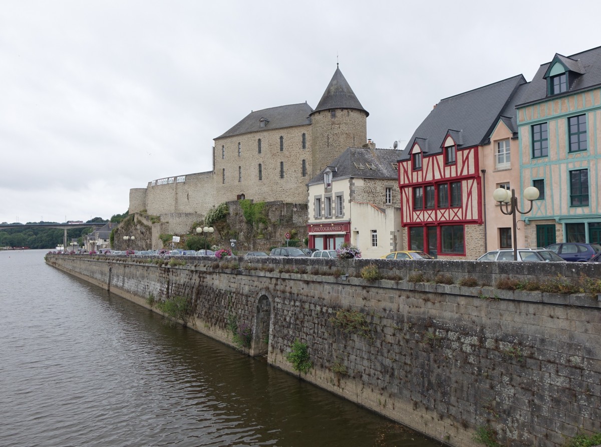 Mayenne, Chateau, erbaut im 13. Jahrhundert (17.07.2015)