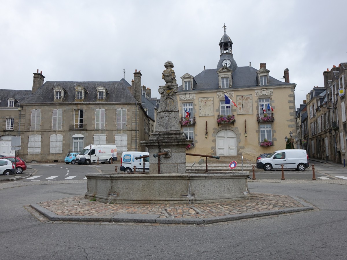 Mayenne, Rathaus und Brunnen in der Rue de Verdun (17.07.2015)