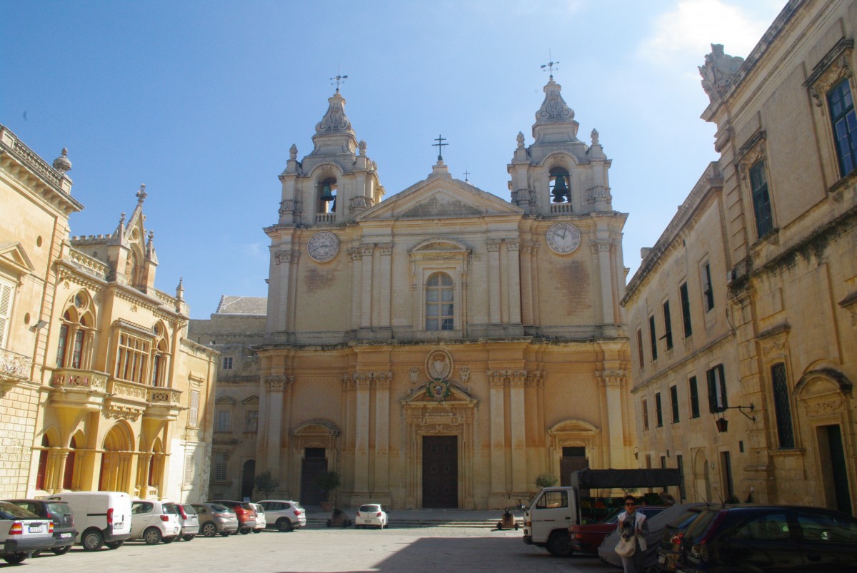 Mdina, St. Pauls Kathedrale, erbaut von 1697 bis 1703 durch Lorenzo Gafa, doppeltrmige Fassade mit korinthischen Sulen (21.03.2014)