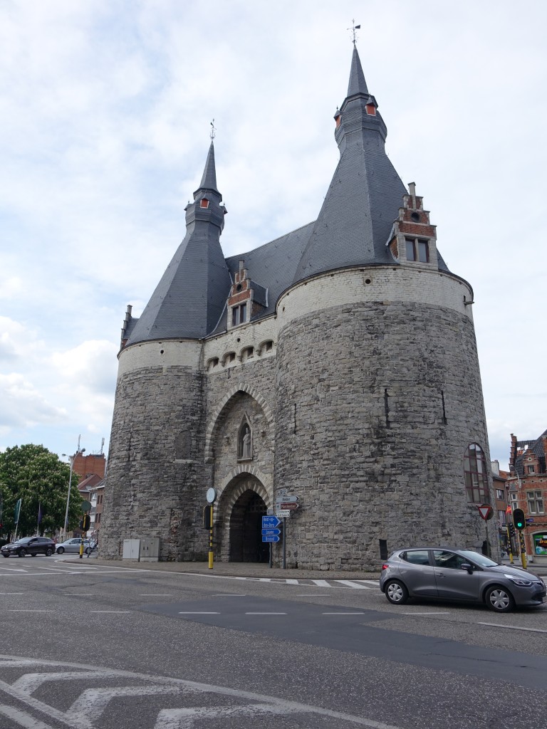 Mechelen, Brsseler Tor, erbaut im 14. Jahrhundert (27.04.2015)