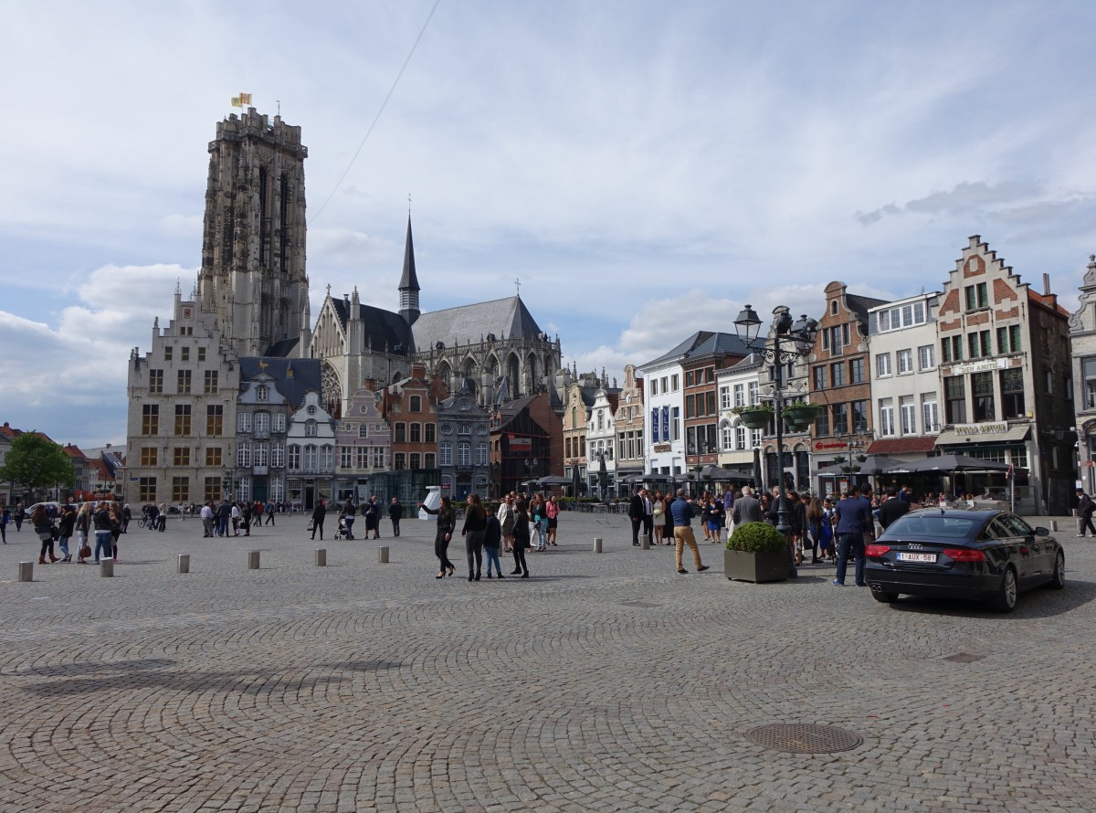 Mechelen, Grote Markt mit St. Rombouts Kathedrale (27.04.2015)