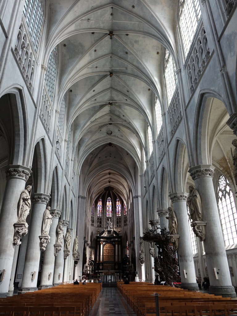 Mechelen, Mittelschiff und Hochaltar der St. Rombouts Kathedrale (27.04.2015)