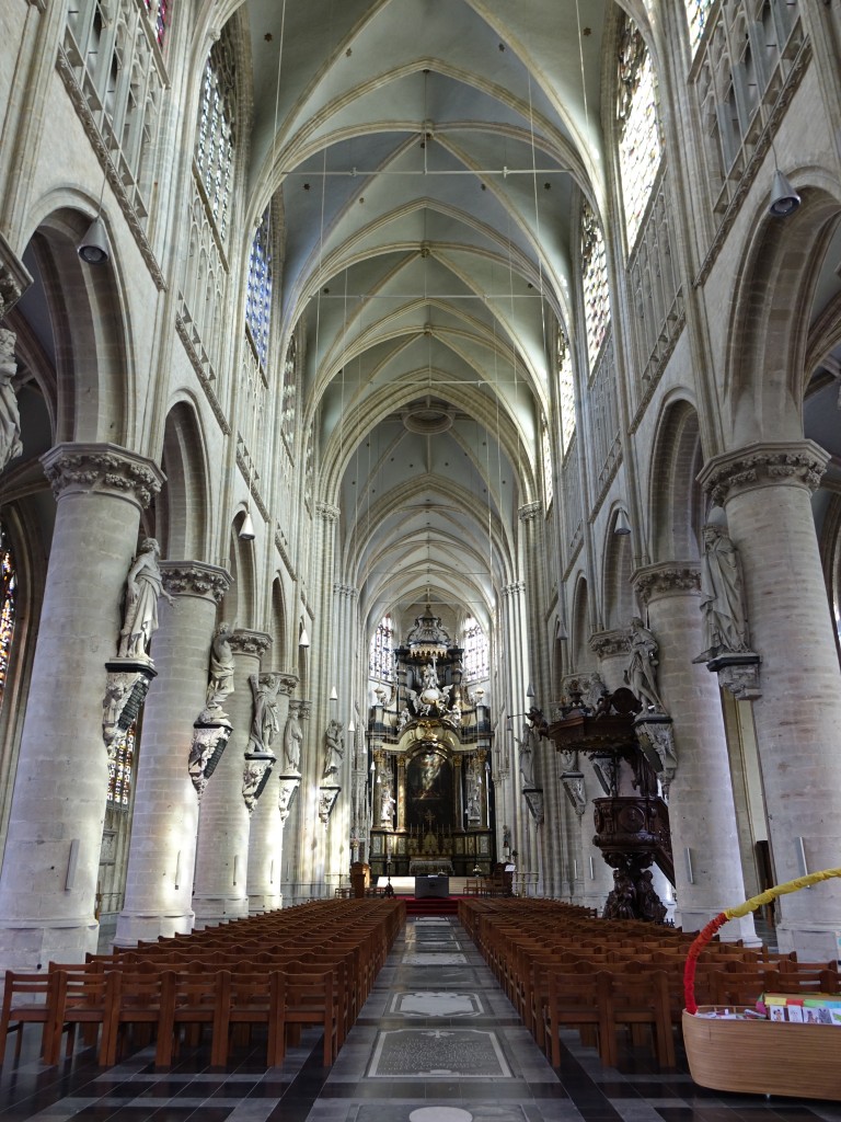 Mechelen, Mittelschiff der Liebfrauenkirche (27.04.2015)