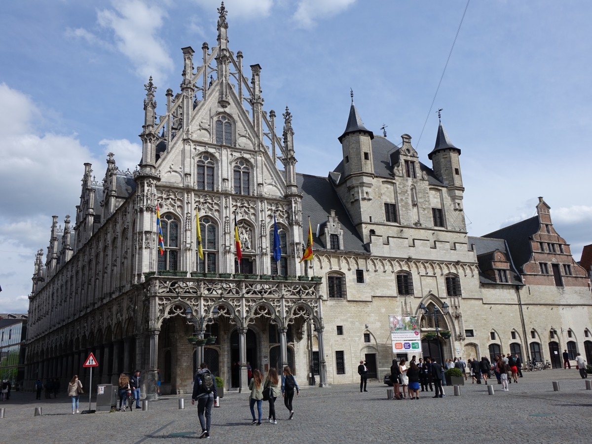 Mechelen, Rathaus und Tuchhalle von 1340 am Grote Markt (27.04.2015)