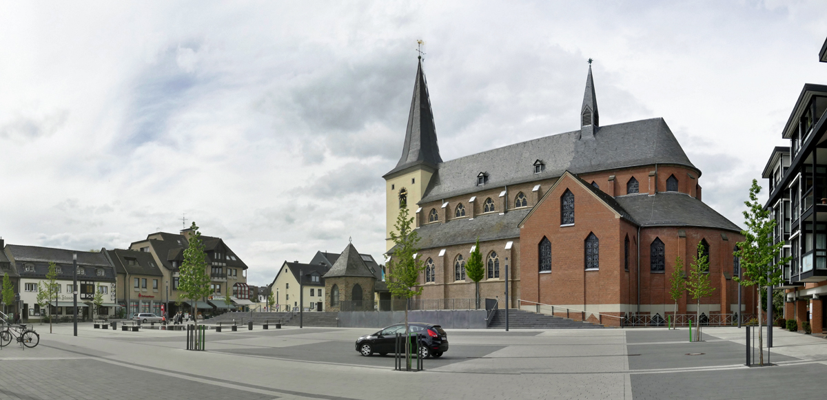 Meckenheim, Pano vom Kirchplatz und der Kirche St. Johannes d.T. (1889/1890 errichtet) - 28.04.2018