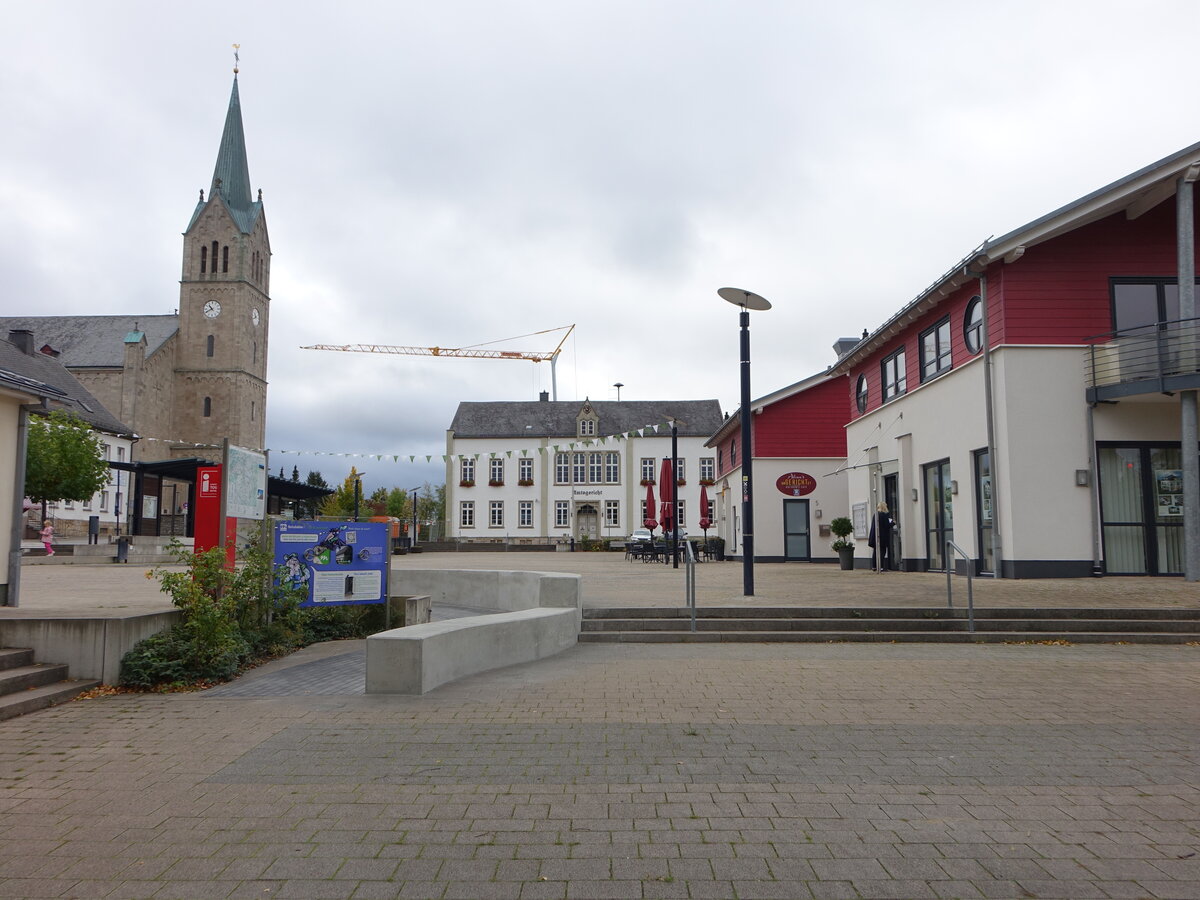 Medebach, Marktplatz mit St. Peter und Paul Kirche (08.10.2022)