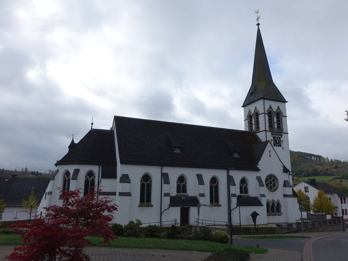 Medelon, neugotische kath. St. Engelbert Kirche, erbaut 1910 (08.10.2022)