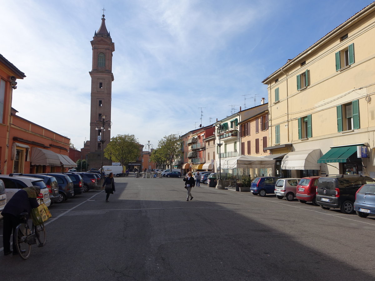 Medicina, Huser an der Piazza Giuseppe Garibaldi mit Kampanile der San Mamente Kirche (31.10.2017)