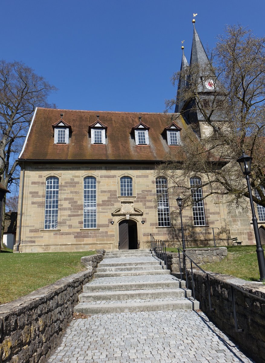 Meeder, Evangelisch-lutherische Pfarrkirche St. Laurentius, Ostteil mit Turmpaar mittelalterlich, Langhaus erbaut 1723 (08.04.2018)
