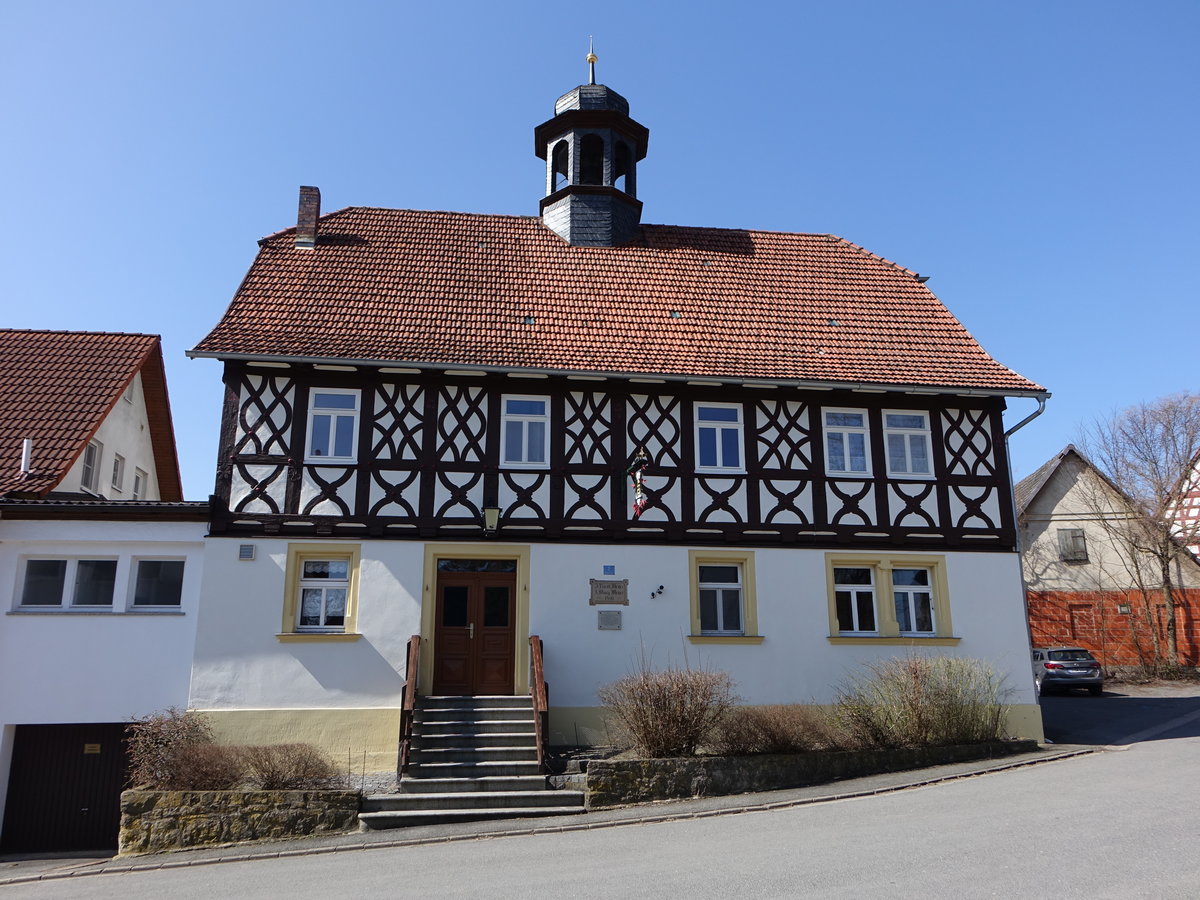 Meeder, Gasthaus zum Schwan, ehem. Rathaus, zweigeschossiger Schopfwalmdachbau mit Dachreiter, erbaut 1679 (08.04.2018)