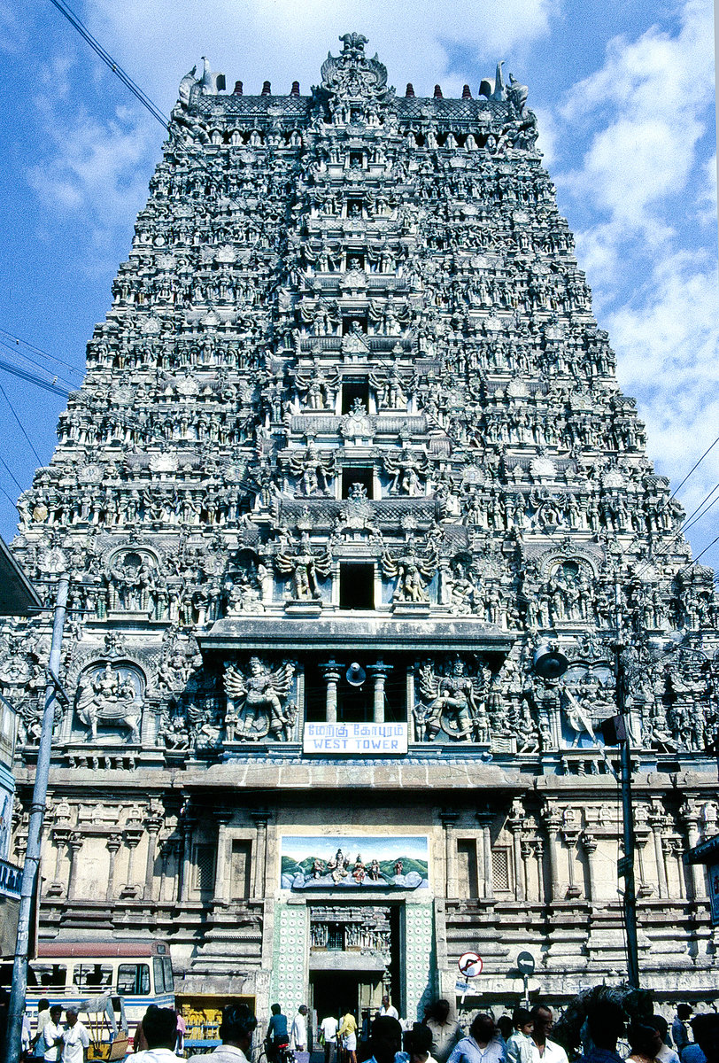 Meenakshiamman Temple tower in Madurai. Bild vom Dia. Aufnahme: Dezember 1988.