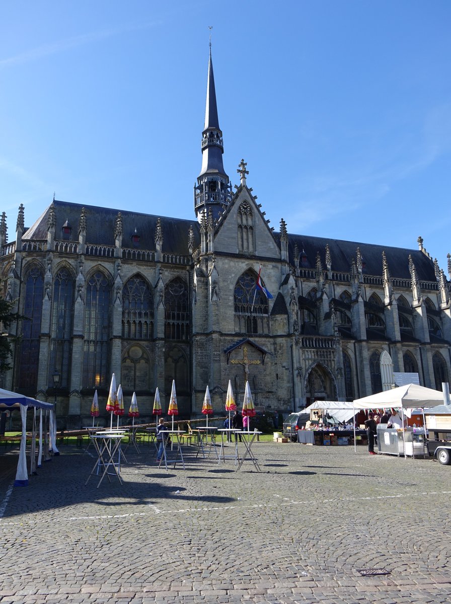 Meerssen, Basilika zum Hl. Sakrament, erbaut im 14. Jahrhundert im Stile der maaslndischen Gotik, erweitert 1930 durch den Architekten Jos Coypers (05.05.2016)