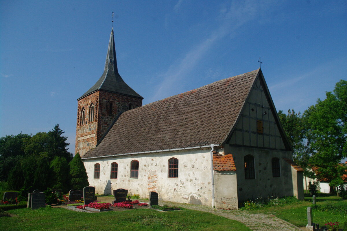 Meesiger, evangelische Kirche, sptgotischer Westturm aus Feldstein, Langhaus erbaut im 17. Jahrhundert (16.09.2012)