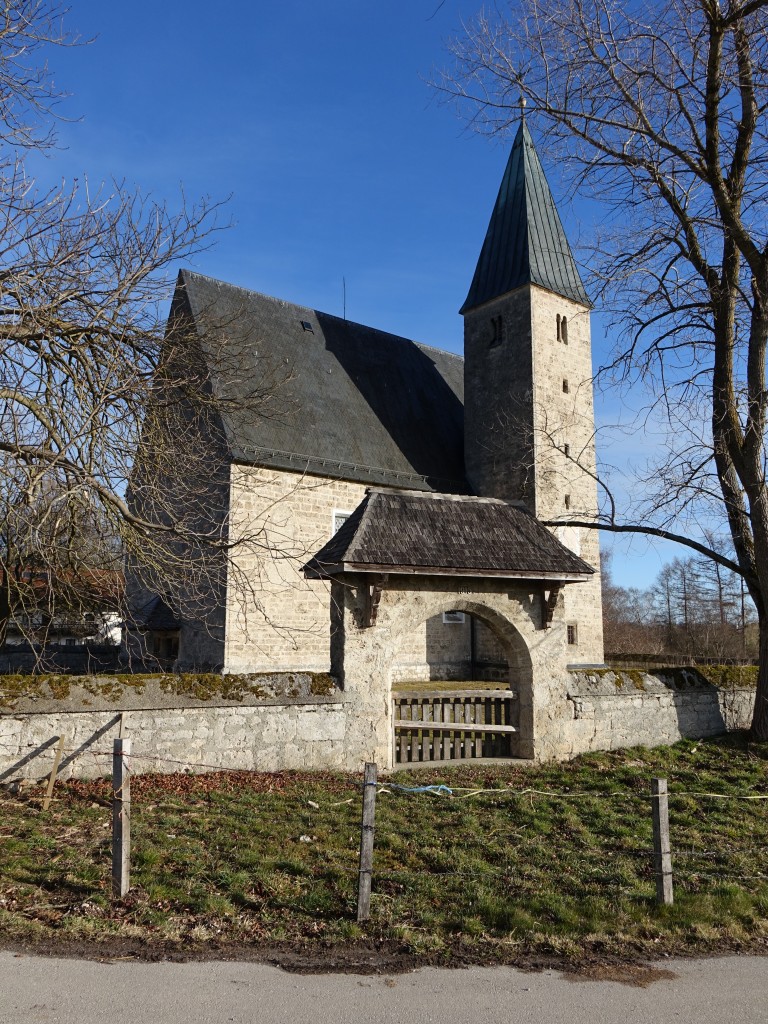 Meggenthal, Pfarrkirche St. Pankratius, sptgotischer Tuffquaderbau, erbaut von 1470 bis 1480, Kirchhofmauer und Pforte von 1915 (14.02.2016)