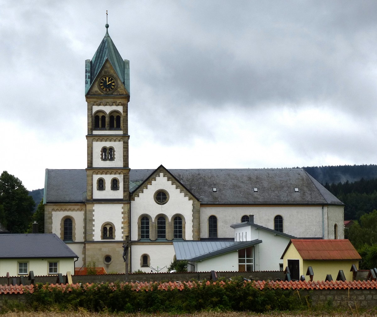 Mehlmeisel im Fichtelgebirge, die katholische Pfarrkirche St.Johannes, der neoromanische Bau entstand 1906-07, Aug.2014