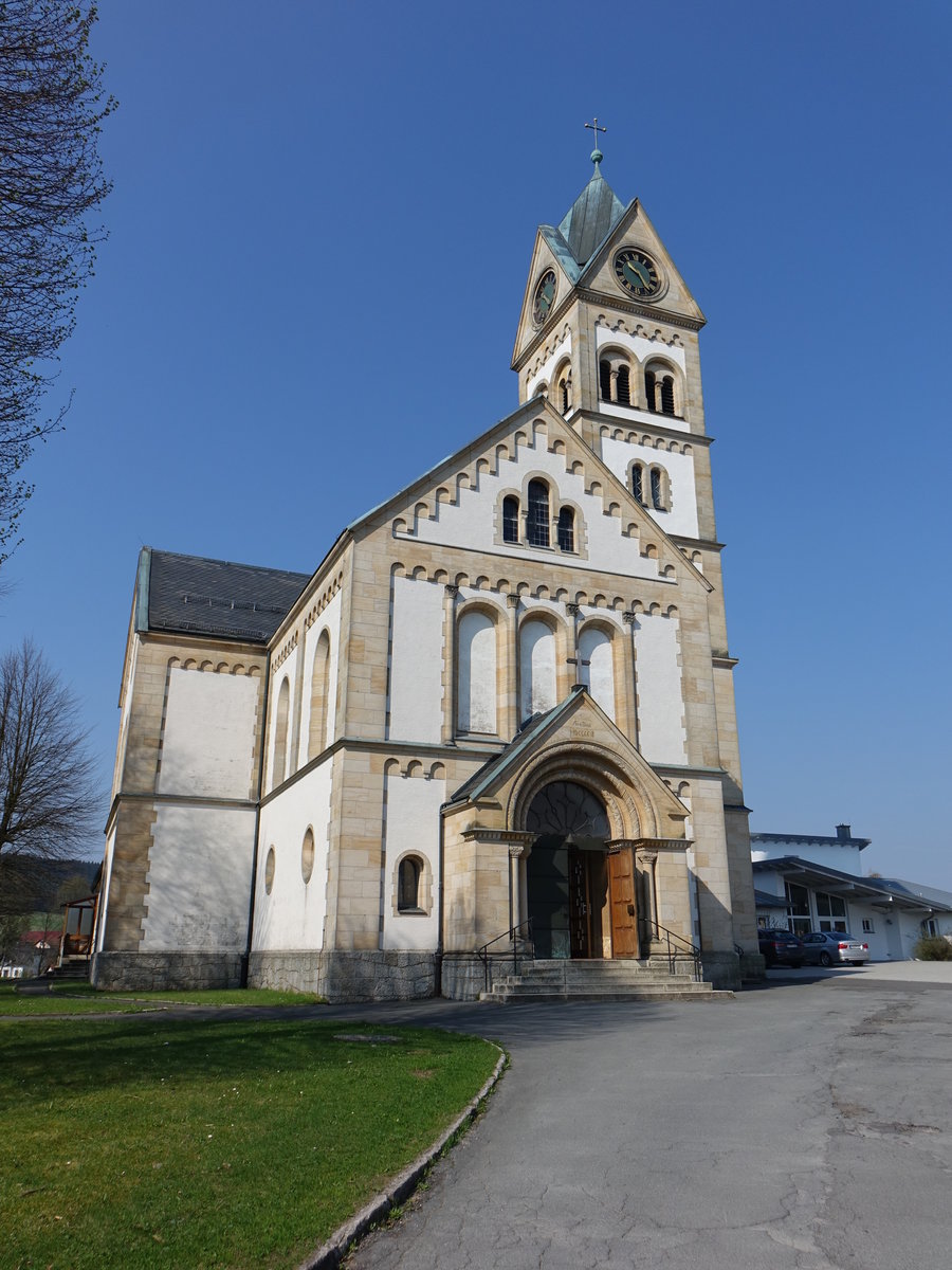 Mehlmeisel, Katholische Pfarrkirche St. Johann Baptist, neuromanischer Bau mit Sandsteingliederung, der Turm mit Spitzgiebeln, erbaut 1907 (22.04.2018)
