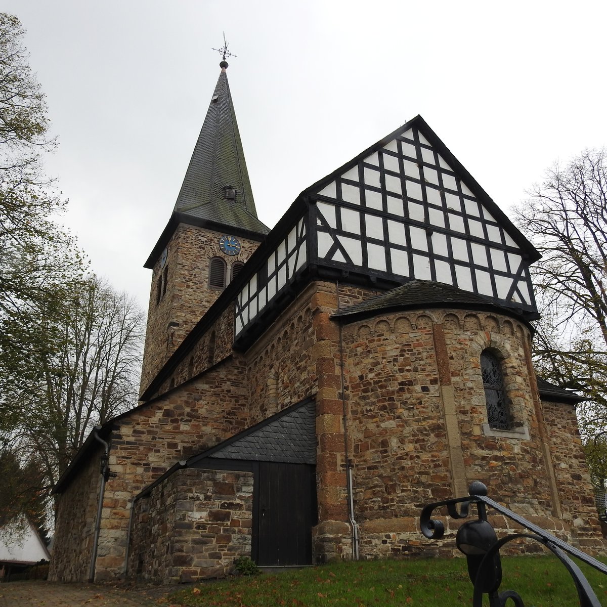 MEHREN/WESTERWALD-EV. PFARRKIRCHE
Wie die sprichwrtliche  Feste Burg  Luthers berragt die ev. Pfarrkirche die Dcher des kleinen
Westerwaldortes MEHREN im Landkreis ALTENKIRCHEN- im 12. Jahrhundert als dreischiffige
Pfeilerbasilika aus Mauer und Fachwerk gebaut,ist sie eine der ltesten
sptromanischen Dorfkirchen des Westerwaldes...am 6.11.2017