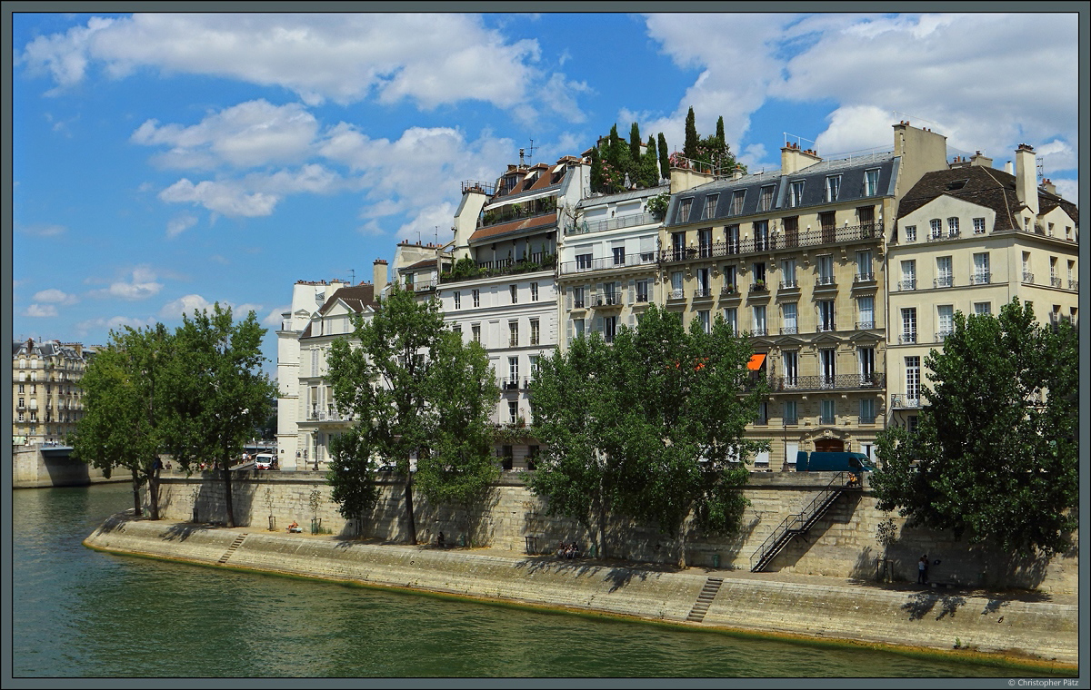 Mehrere schne Stadthuser an der Seine in Paris, z.T. mit ppigen Dachgrten. (18.07.2018)