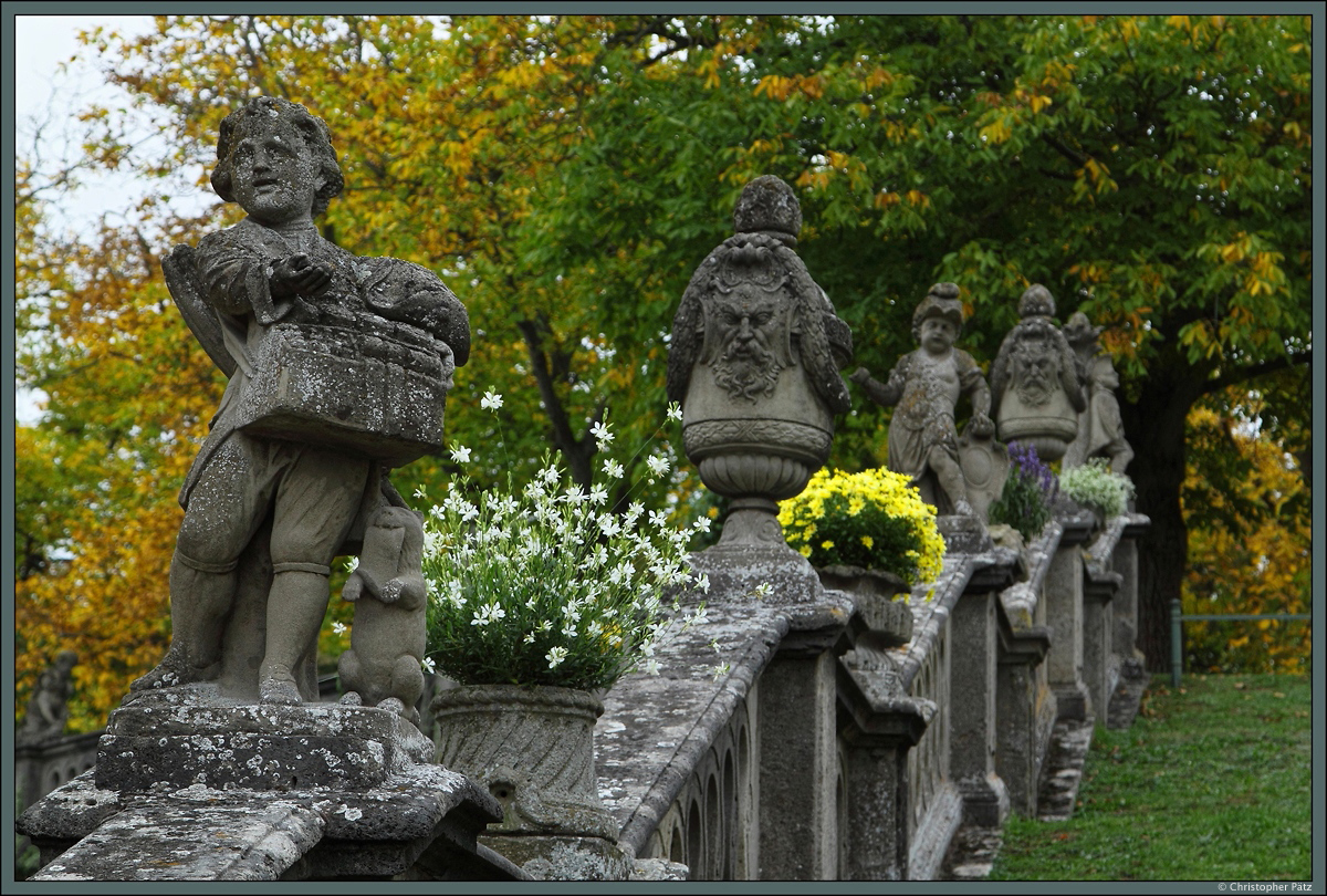 Mehrere Skulpturen im Hofgarten der Wrzburger Residenz. (10.10.2015)