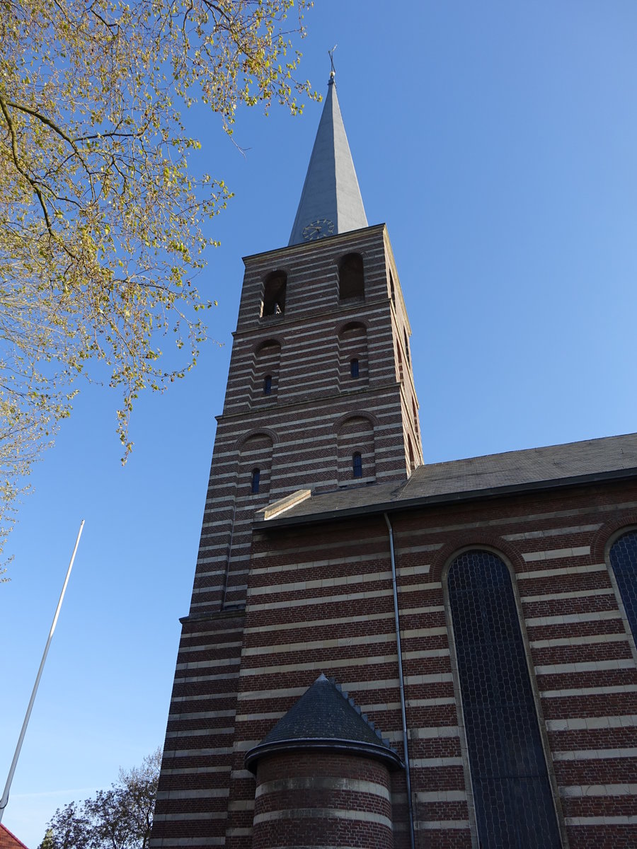 Meijel, St. Nicolas Kirche, erbaut bis 1955 durch Frits Peutz, 82 Meter hoher Kirchturm (06.05.2016)