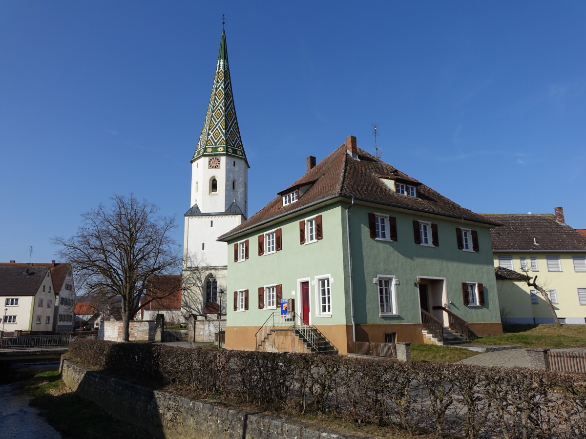 Meinheim, Ev. Pfarrkirche St. Wunibald und Rathaus an der Hauptstrae, Chorturmkirche, Spitzhelmturm mit bundglasierten Ziegeln von 1840 (18.03.2015)