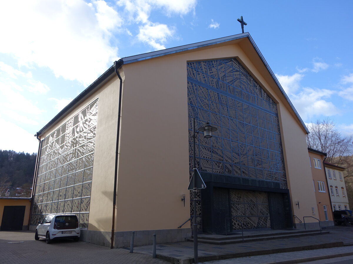 Meiningen, kath. St. Marien Kirche, erbaut von 1967 bis 1969 (26.02.2022)