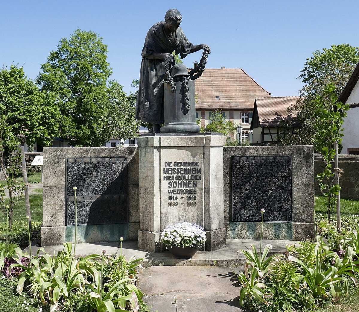 Meienheim, Denkmal fr die Gefallenen der beiden Weltkriege, mit der  Trauernden Mutter  von Prof. Curt Liebich, April 2020