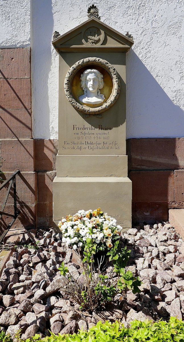 Meienheim, das Grab der Friederike Brion von Sessenheim an der Kirchenmauer,  war von 1770-71 die Geliebte von Johann Wolfgang von Goethe, April 2020