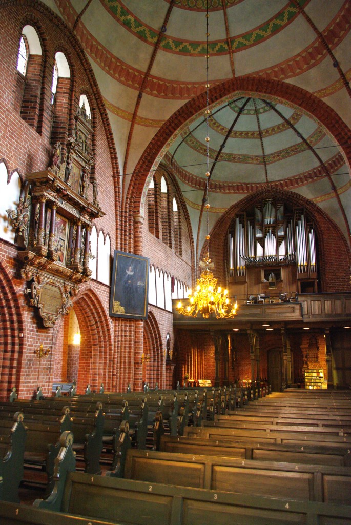 Meldorf, Inneres der St. Johannis Kirche, Gewlbefresken aus dem 13. Jahrhundert, Marcussen Orgel von 1977 (10.05.2011)