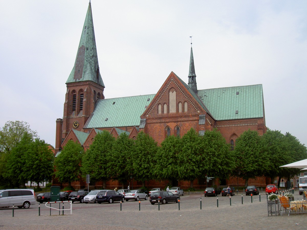 Meldorf, St. Johannis Kirche, Backsteingotik, erbaut im 13. Jahrhundert, Turm von 1866 (10.05.2011)