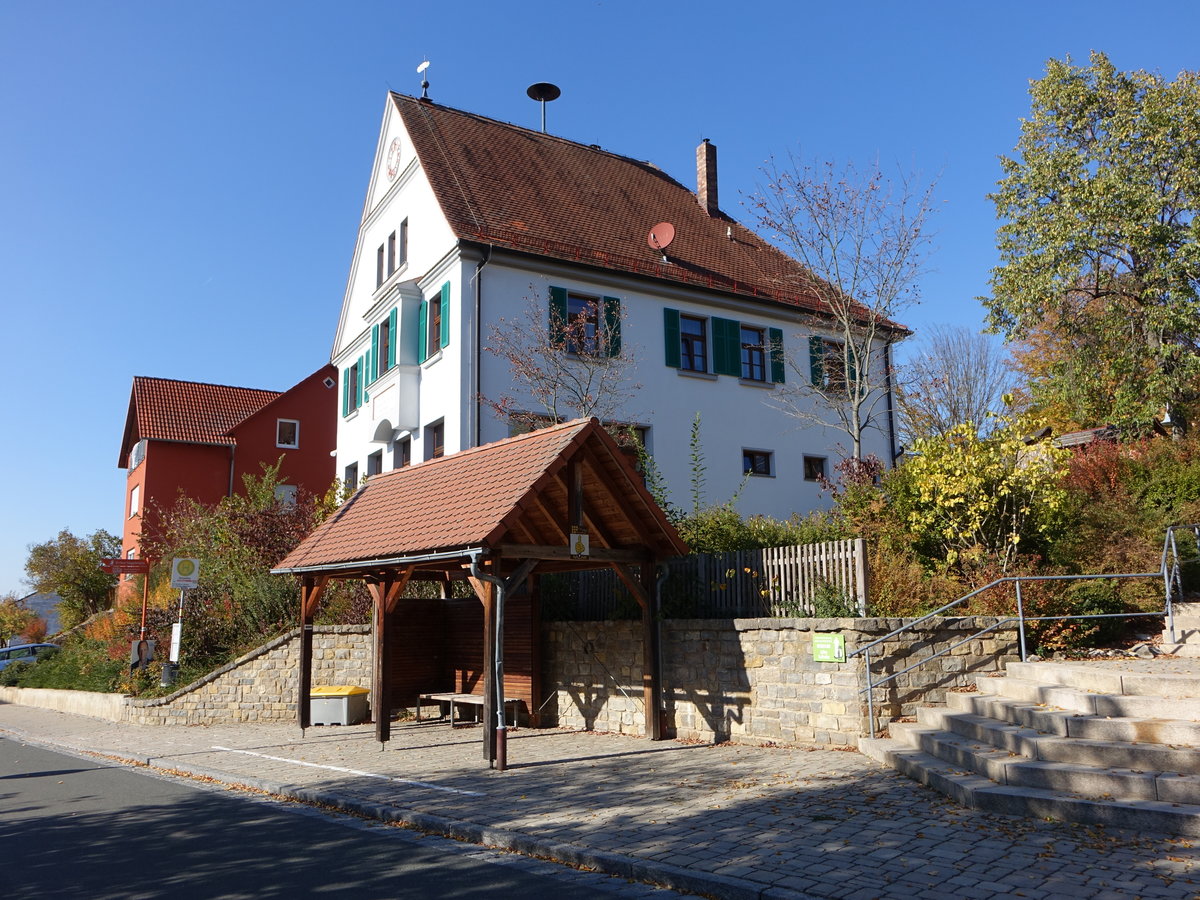 Melkendorf, altes Schulhaus an der Hauptstrae, zweigeschossiger giebelstndiger Massivbau, erbaut 1912 (13.10.2018)