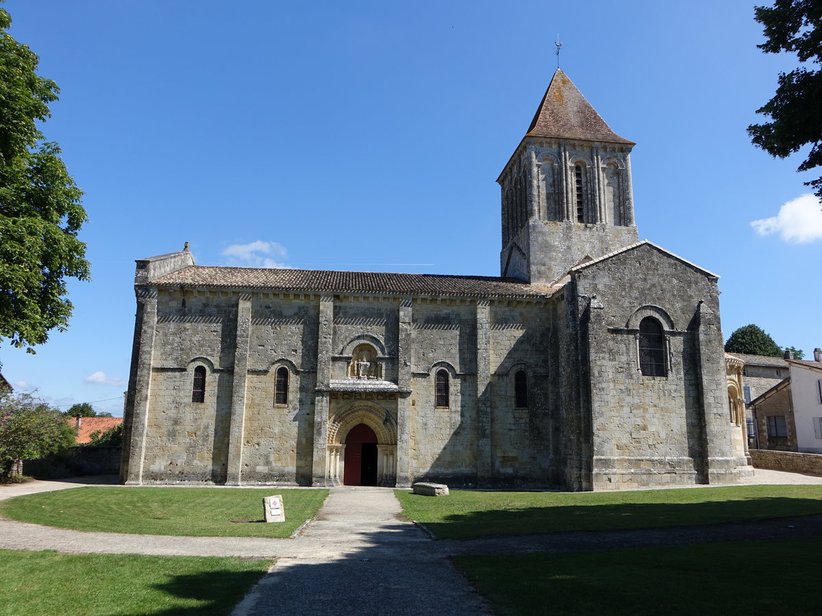 Melle, Kirche Saint-Pierre, erbaut im 12. Jahrhundert aus ockerfarbigen Kalkstein (14.07.2017)