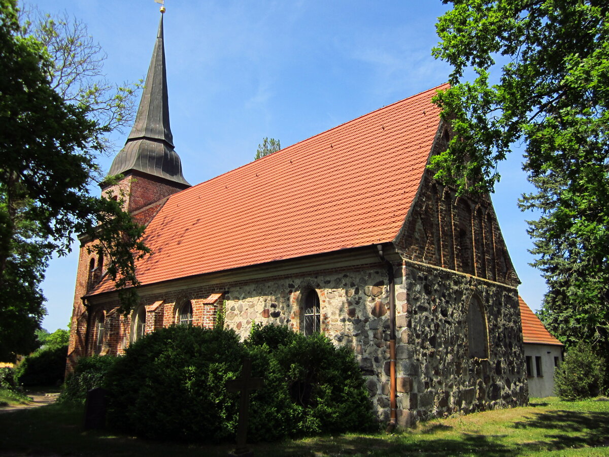 Mellenthin, evangelische Dorfkirche, Chor 13. Jahrhundert, Langhaus 14. Jahrhundert, Westturm erbaut im 15. Jahrhundert (23.05.2012)