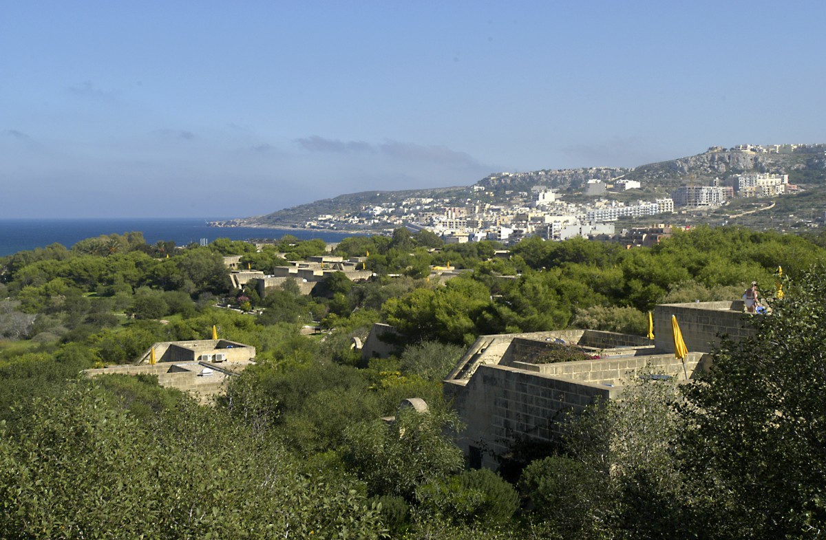 Mellieha Holdiay Centre und die Stadt il-Mellieha im Hintergrund. Aufnahme: Oktober 2006.