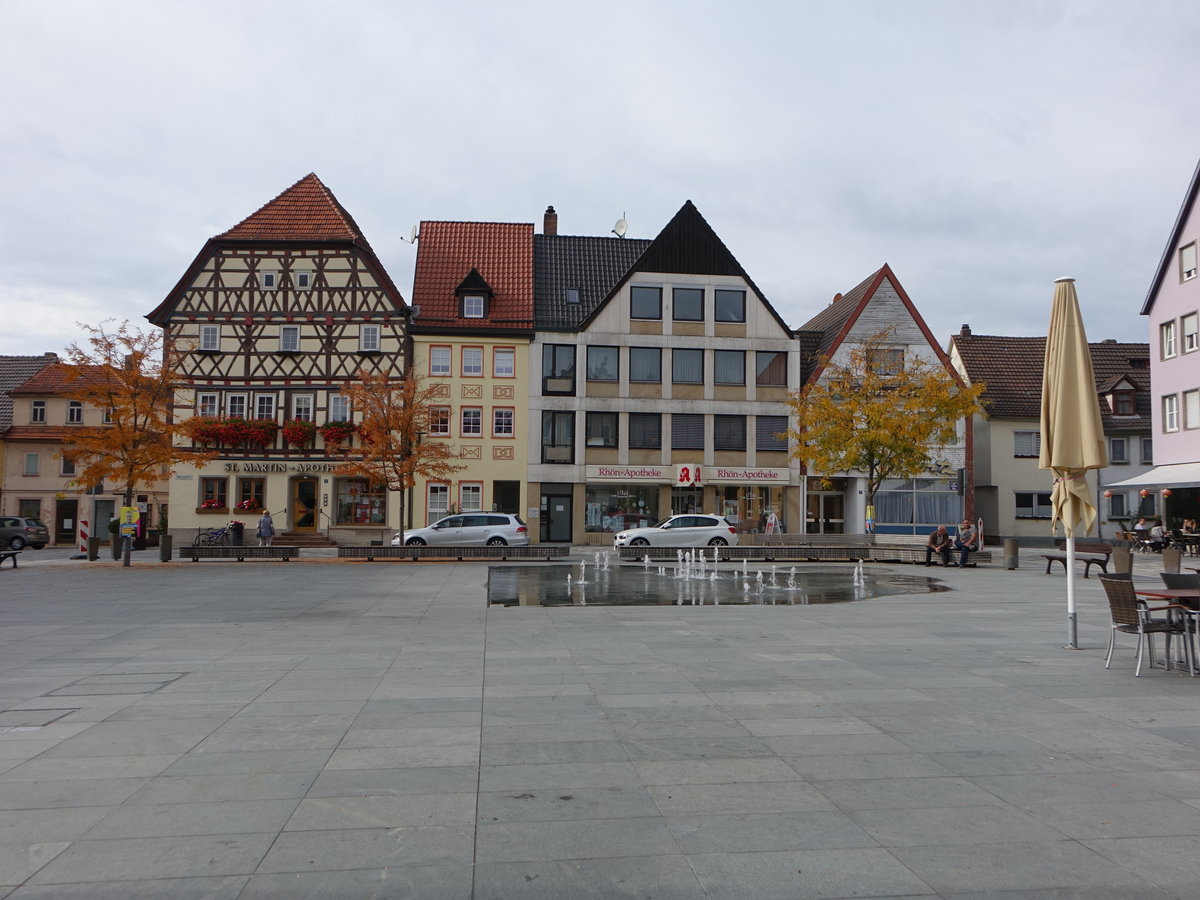 Mellrichstadt, Gebude und Brunnen am Marktplatz (16.10.2018)