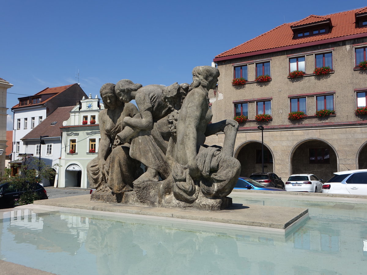 Melnik, Brunnen und Gebude am Namesti Miru (28.06.2020)