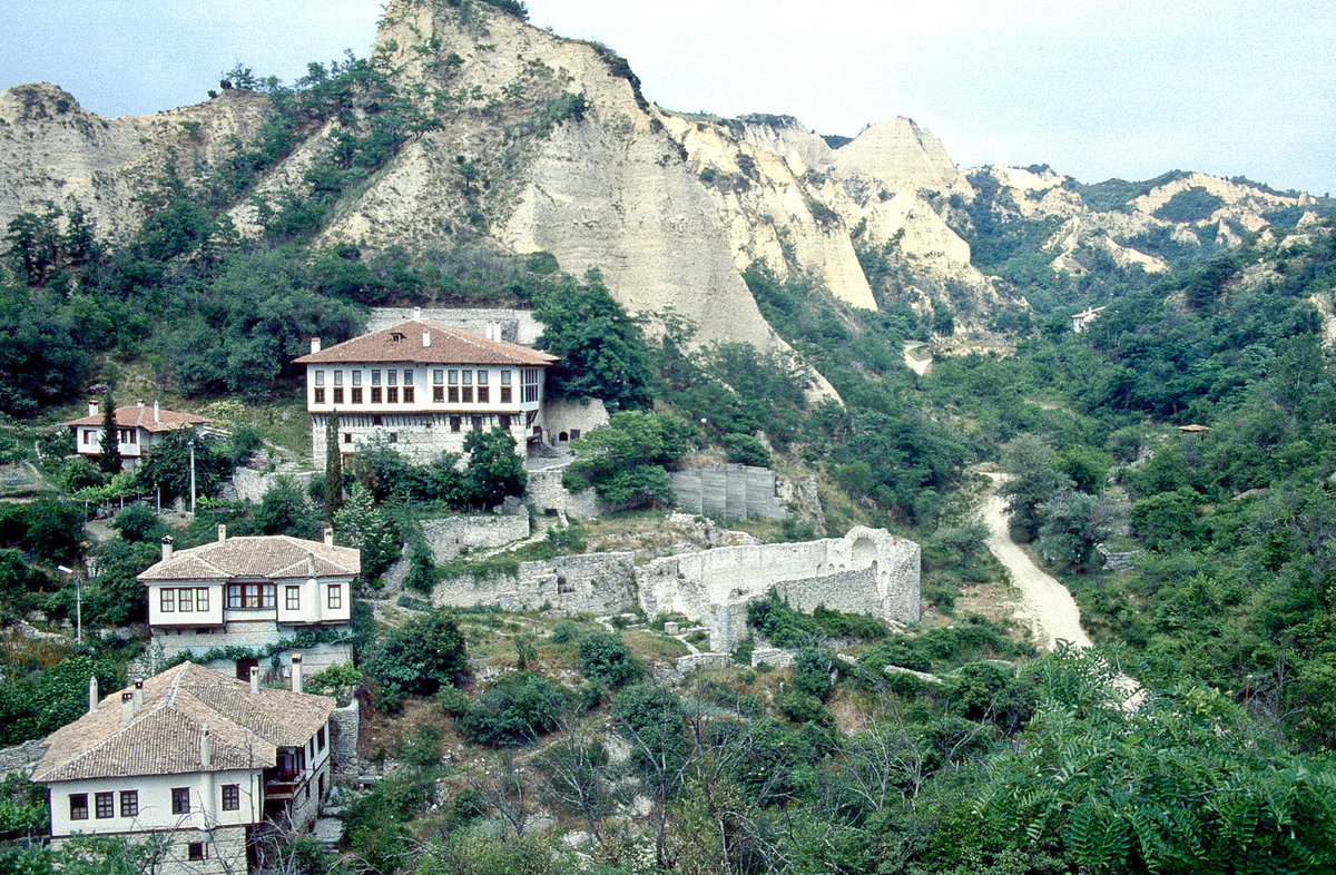 Melnik (bulgarisch Мелник) ist die kleinste Stadt Bulgariens mit etwa 300 Einwohnern. Neben dem Wein ist die Stadt fr die Sandsteinpyramiden von Melnik und fr die Architektur im Stil der bulgarischen Wiedergeburt bekannt. Bild vom Dia. Aufnahme: Juni 1992.