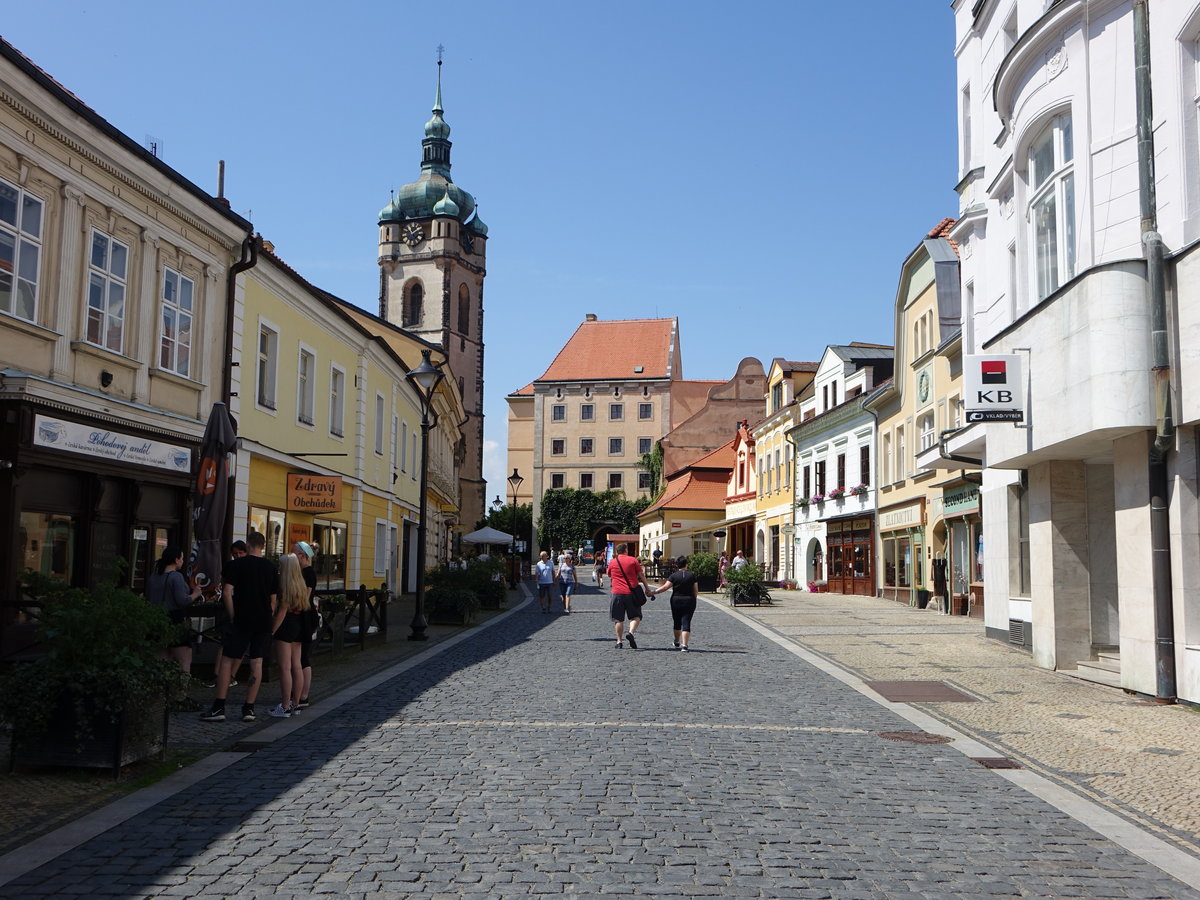 Melnik, Gebude und Kirchturm der St. Peter und Paul Kirche in der Svatovaclavaska Strae (28.06.2020)