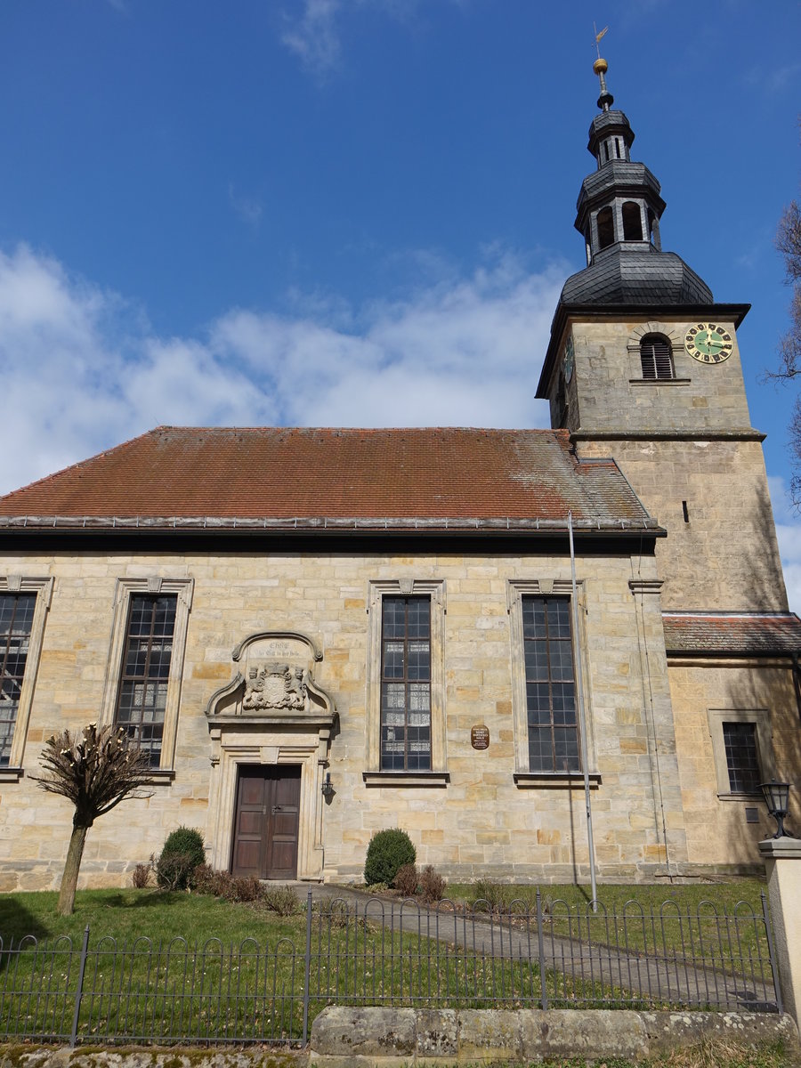Memmelsdorf, Ev. Pfarrkirche St. Bartholomus, Saalbau mit Satteldach und Chorturm mit Zwiebelhaube, erbaut von 1721 bis 1722 durch Hans Salb (24.03.2016)