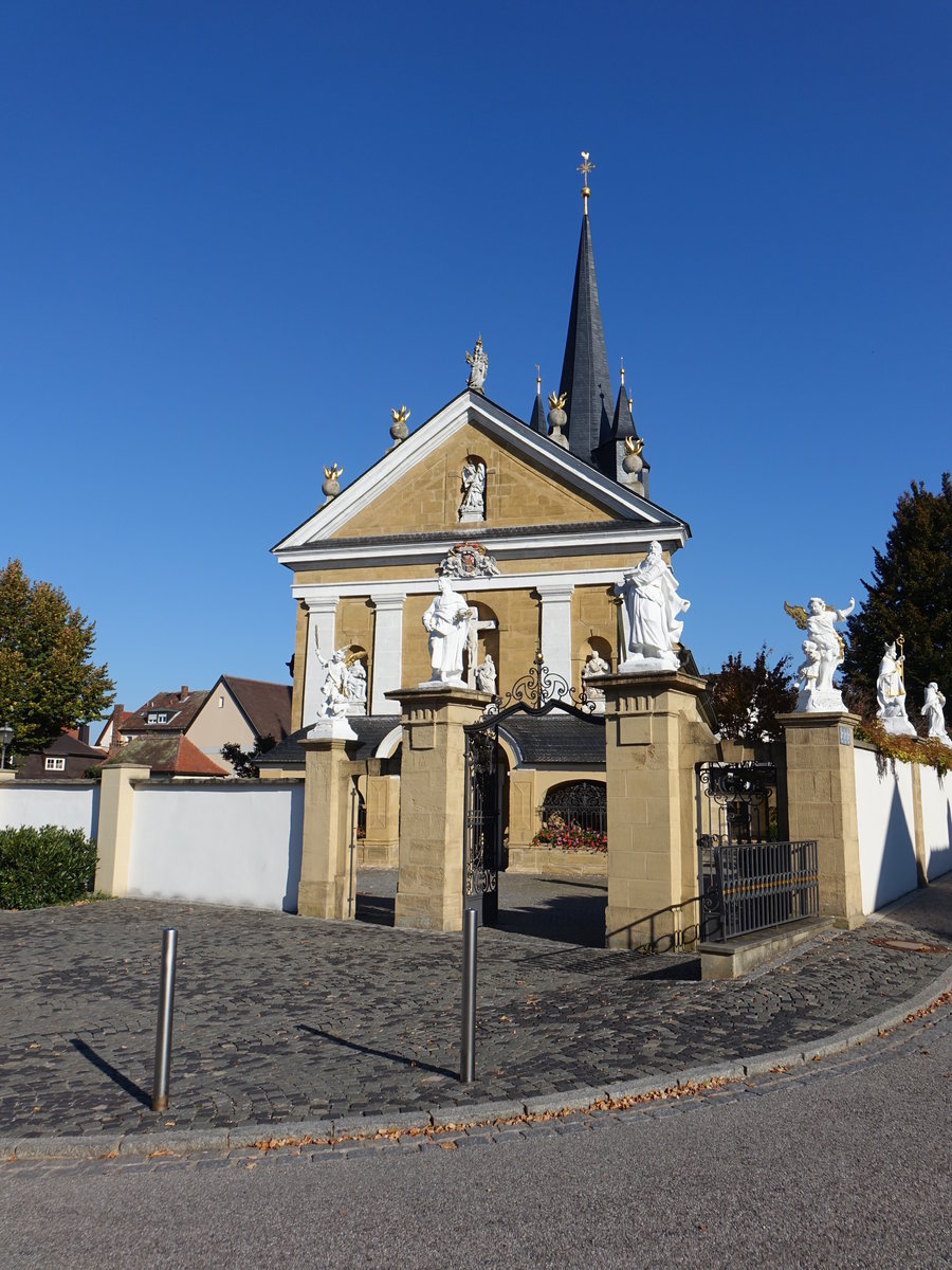 Memmelsdorf, kath. Pfarrkirche Maria Himmelfahrt, Chorturmkirche erbaut im 14. Jahrhundert, Westfassade von 1706 (13.10.2018)