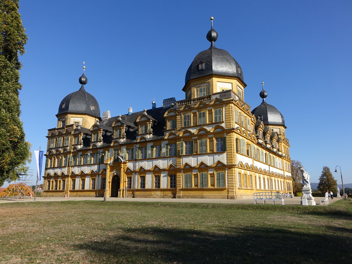 Memmelsdorf, Schloss Seehof, Sommerresidenz und das Jagdschloss der Bamberger Frstbischfe, erbaut von 1687 bis 1696 durch Antonio Petrini (13.10.2018)