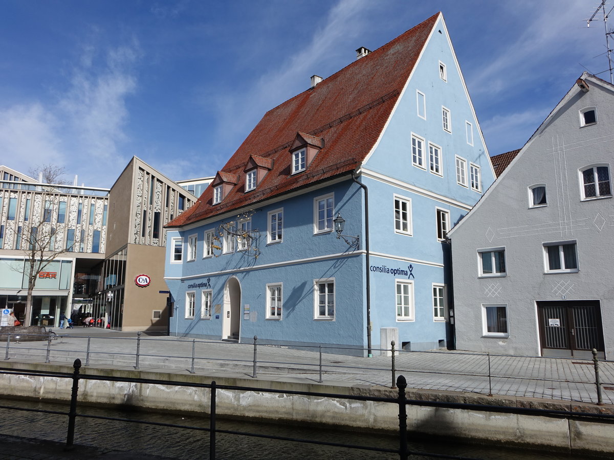 Memmingen, ehem. Roggenburger Haus, Eckhaus mit Satteldach und Erker, erbaut 1551 (22.02.2020)