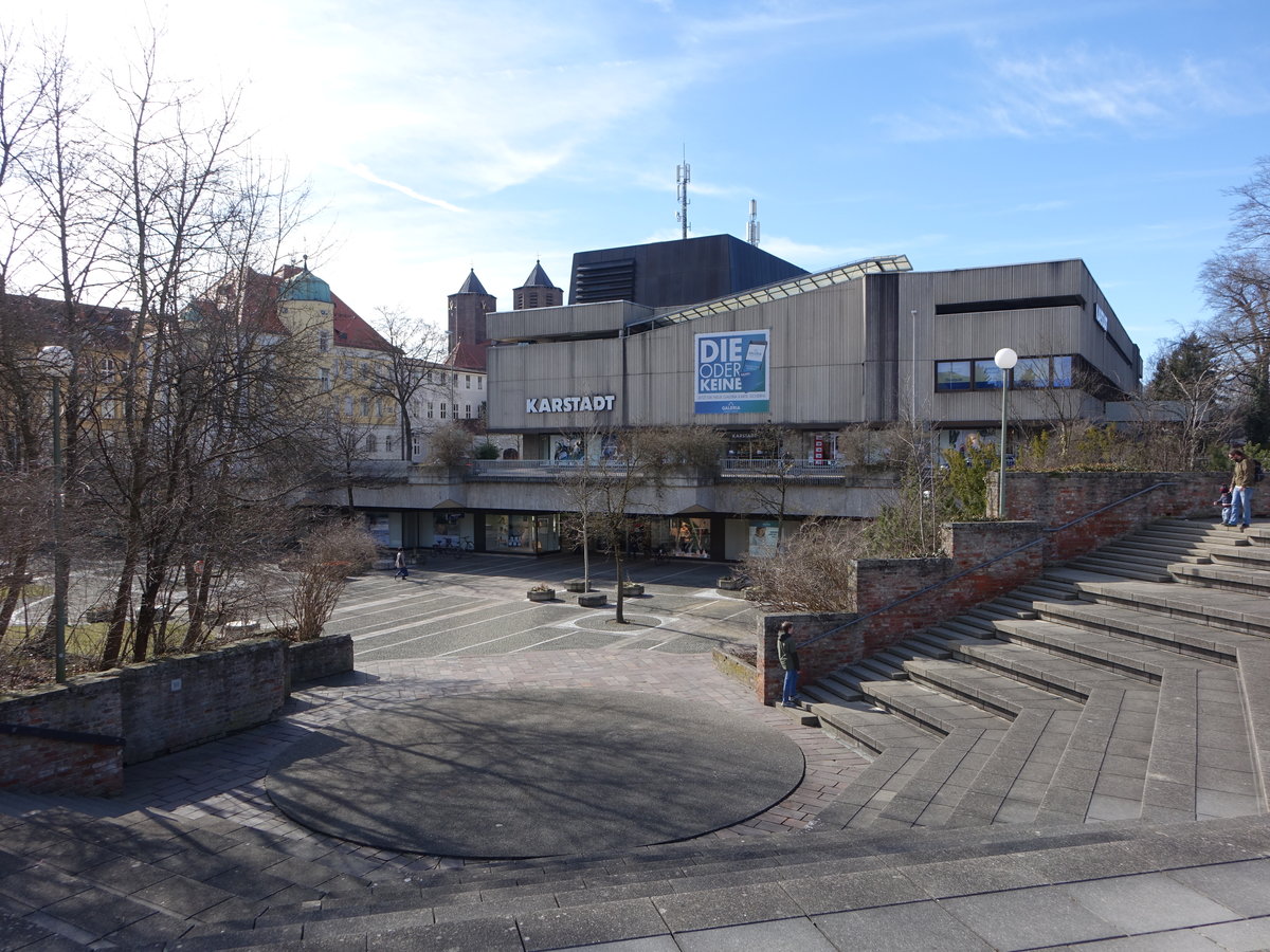 Memmingen, Westertorplatz mit Karstadt Kaufhaus und St. Josef Kirche (22.02.2020)