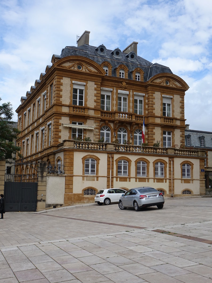 Mende, Hotel du Departement am Place Urbain V. neben der Kathedrale (02.10.2017)