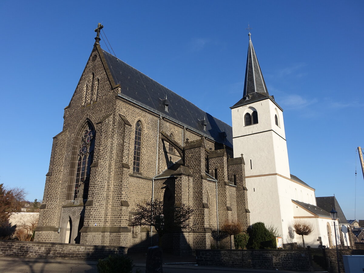 Mendig, Pfarrkirche St. Cyriakus, romanische Basilika, erbaut im 12. Jahrhundert, Anbau einer neugotischen Basilika von 1852 bis 1857 (26.12.2025)