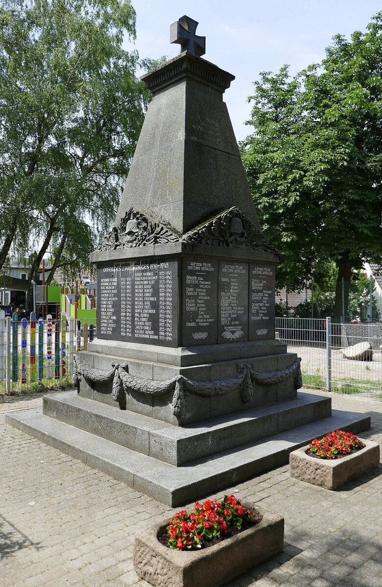 Mengen, Denkmal fr die Gefallenen der beiden Weltkriege, gleich neben der evangelischen Kirche, Juni 2021